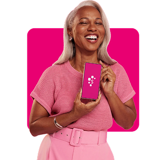 Mulher sorrindo com smartphone, campanha